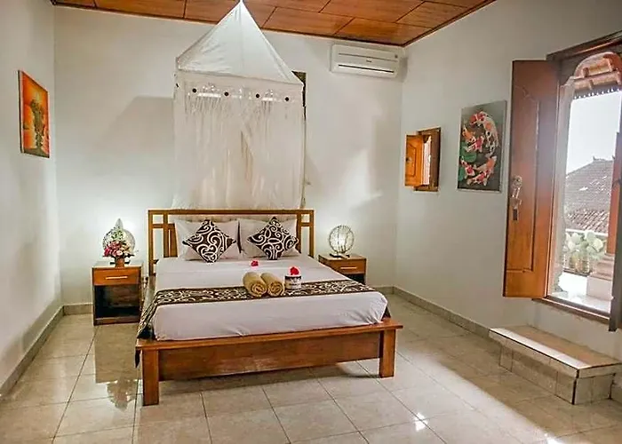 Residence Cozy King Garden View Near Palace